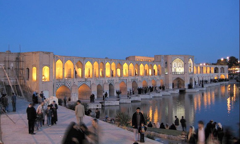 Khajubron i Isfahan med tehus intill vattnet nedströms