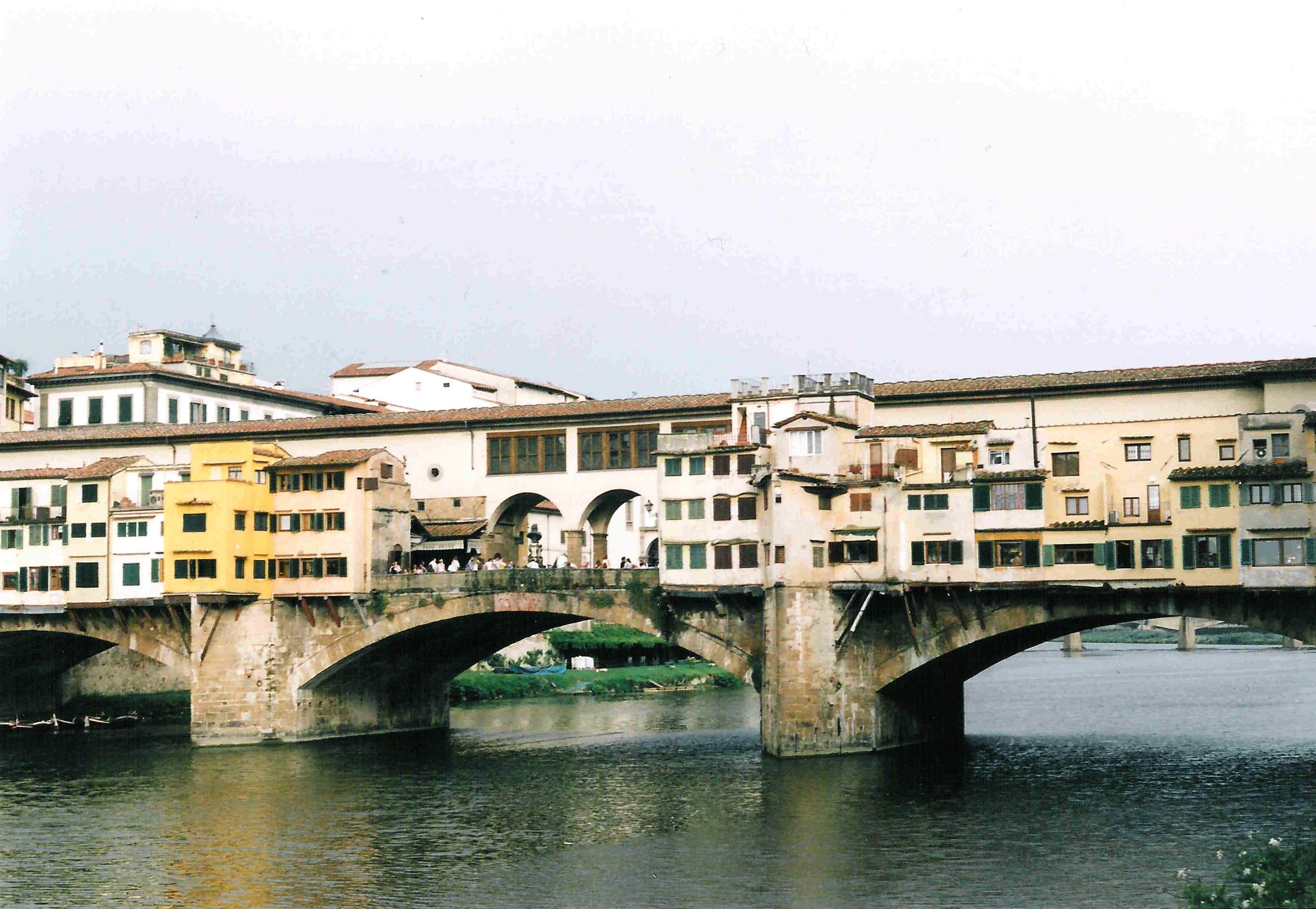 Ponte Vecchio med butiker och "privat" inomhusbro, Florens