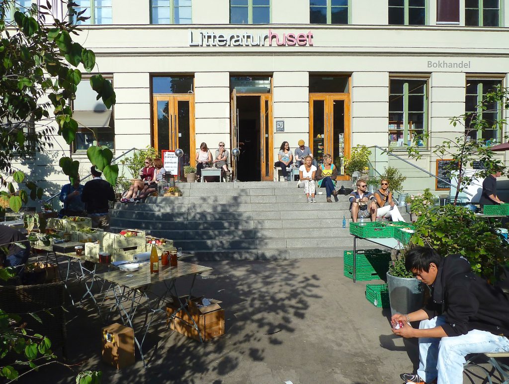 Exteriör och interiör från ett levande och interaktivt Literaturhus i Oslo